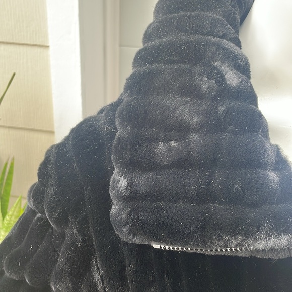 Reversible faux fur jacket with nylon liner - Picture 4 of 5